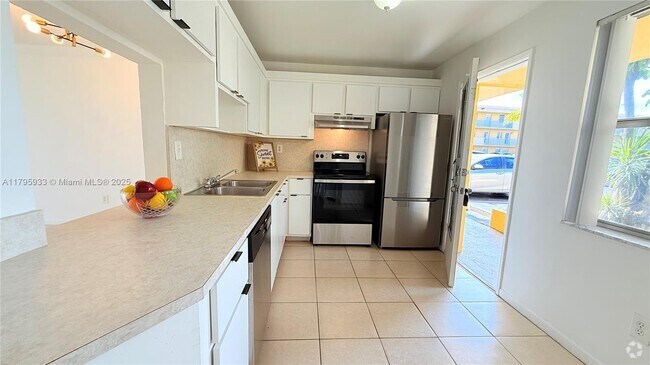 Building Photo - 1302 NE 191st St Unit A118 Rental