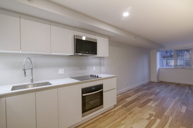 Building Photo - 3460 Rue Peel Unit 418