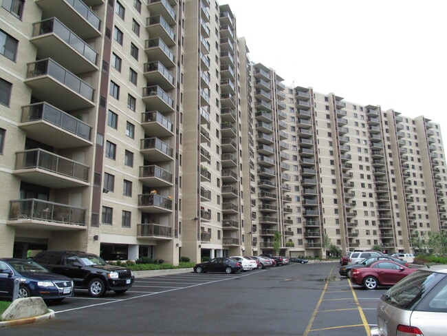 Building Photo - LIKE LIVING IN A LUXURY RESORT ALL YEAR ROUND