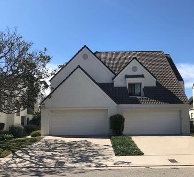 Building Photo - Large Renovated 3bed x 2.5bath Townhouse w...