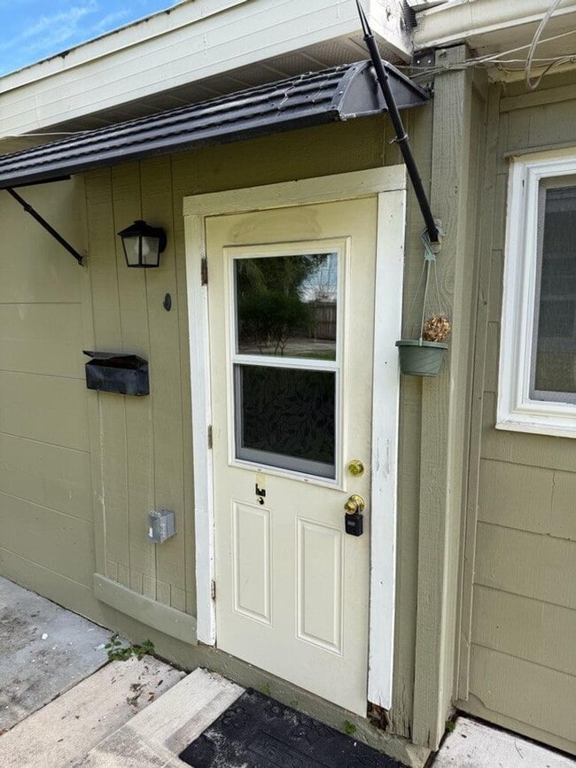 Building Photo - Spacious 1 bed /1 bath apartment in St Pet...