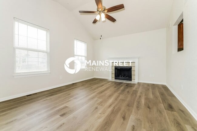 Photo - 3 Bedroom Pet-Friendly Home in INDEPENDENCE, MO with Main Street Renewal