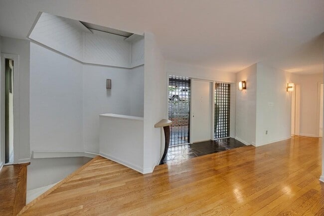 Photo - 130 Huntcliff Point NE