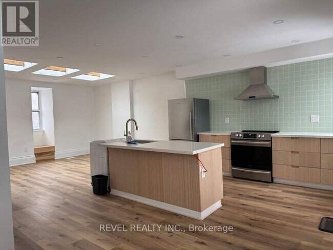 Photo - 290 Gerrard St E