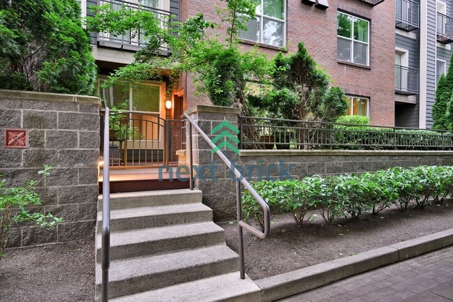 Building Photo - "Charming 1-Bedroom Condo in Redmond: Cozy Living with Modern Comfort at 641 Sq Ft!" Unit 107