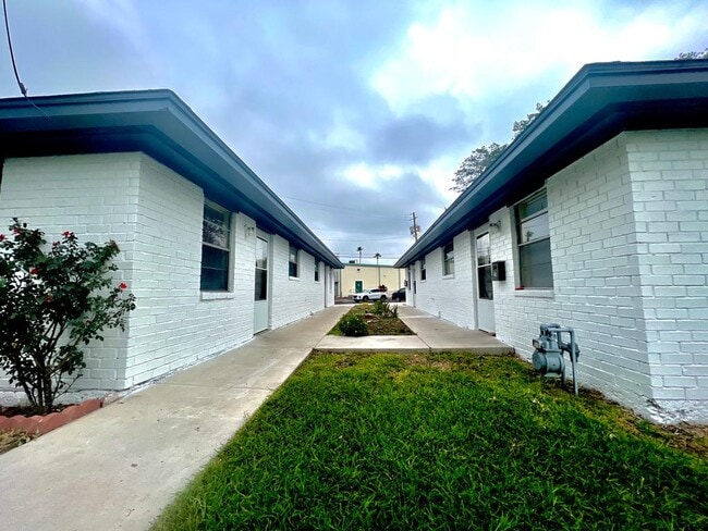Photo - Maple Manor Apartments