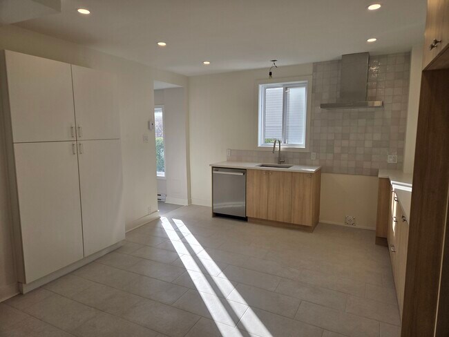 Photo - 120 Major Unit 4 1/2 rénové laval