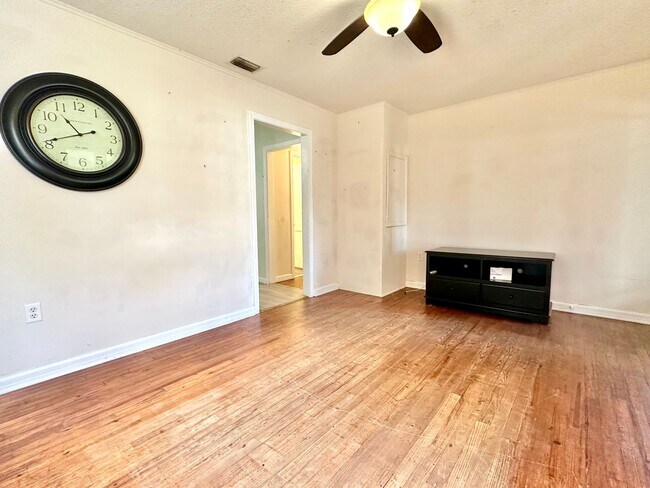 Photo - Perfectly-placed 2Bedrooms/1Bath home with sunroom in the heart of Deland!