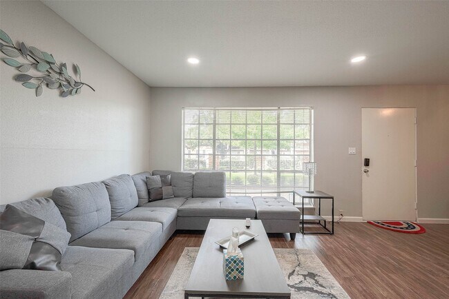 Photo - 2121 Fountain View Dr Unidad 15