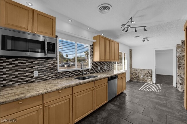Photo - 105 Woodley St