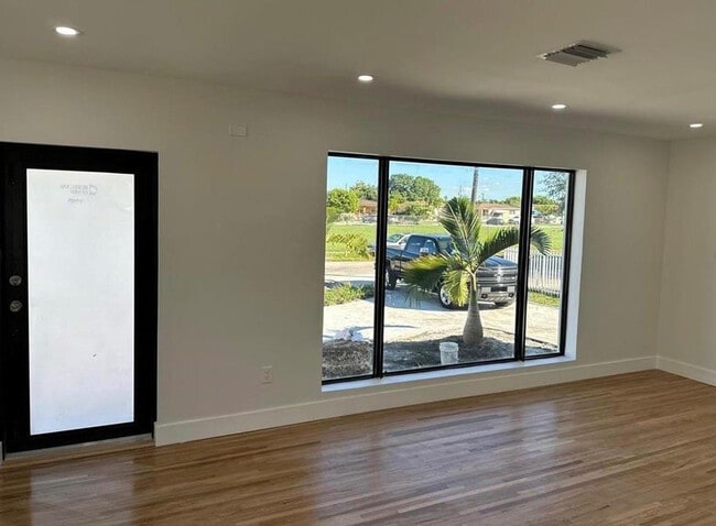 Photo - 170 W 58th St