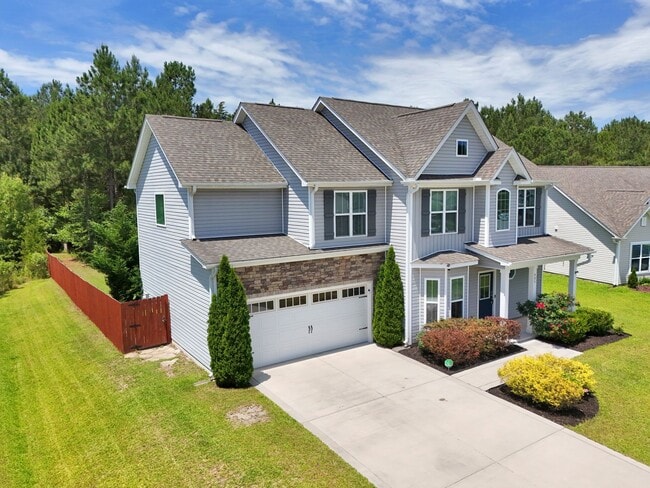 Building Photo - 4 bedroom 2.5 bathroom home close to beaches, shopping, and Marine Corps Bases.