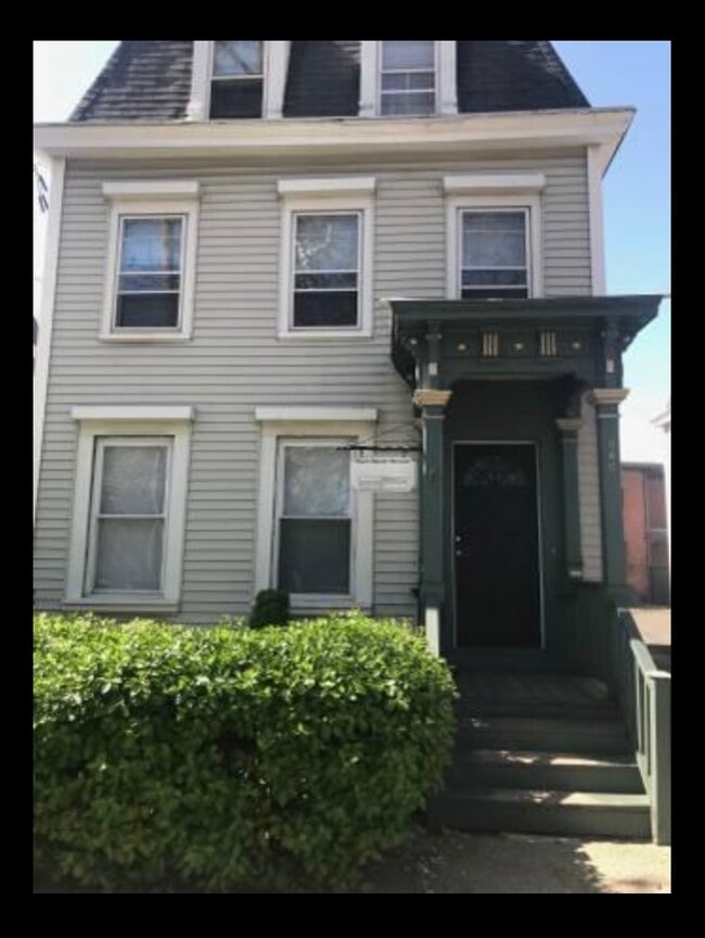 Building Photo - 848 State St Unit 3