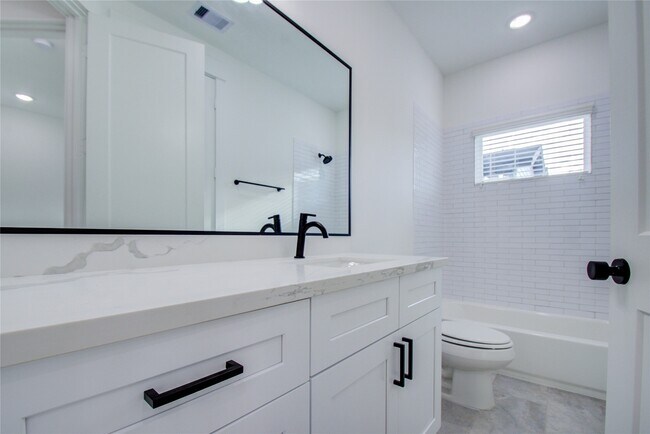 Photo - 3206 Live Oak St