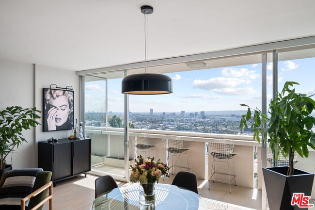 Photo - 8787 Shoreham Dr Unidad 608 Rental