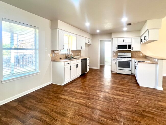 Photo - 527 N Avenue Y