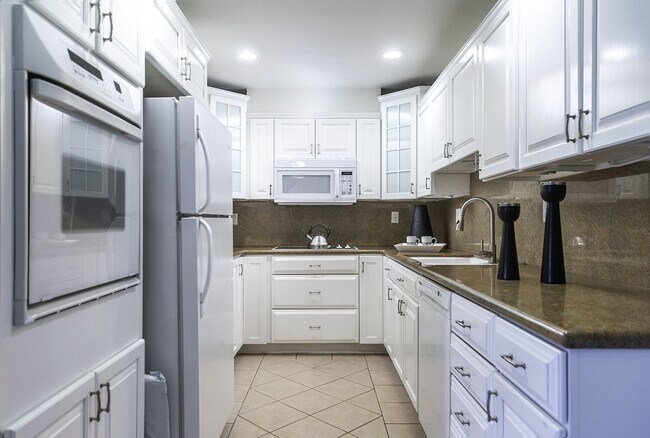 Kitchen - 723 Palisades Beach Rd Unit 217