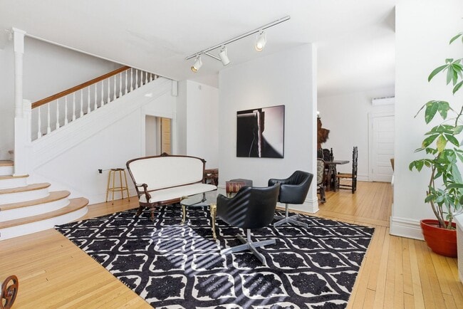 Photo - 2001 Orrington Ave