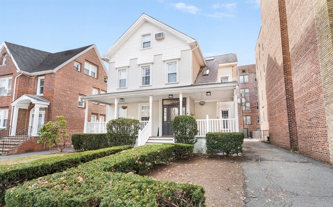 Front of building, 3 apartments, 1 per floor - 16 Union St