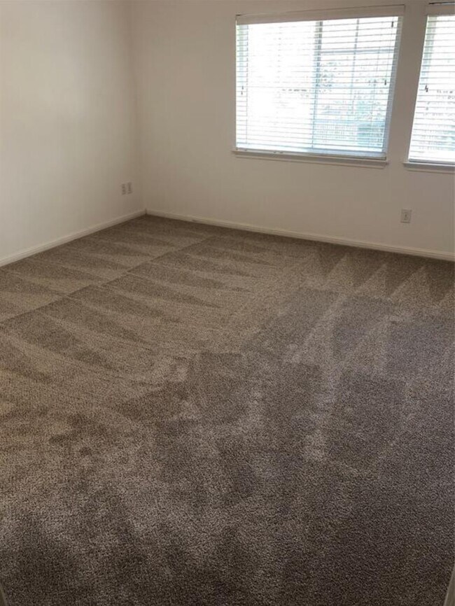 Photo - 102 N Queenscliff Cir