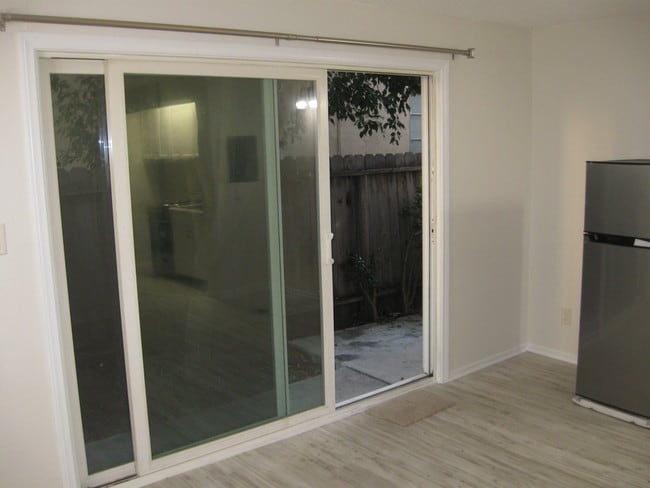 Building Photo - 2008 Manhattan Beach Blvd Unit C