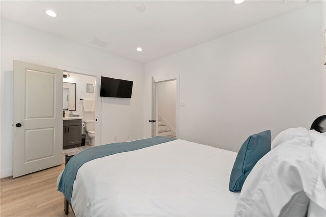 Photo - 2341 Eagle St