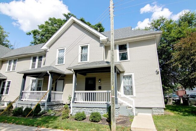 Building Photo - Classic Remodeled Townhome in Windsor Park