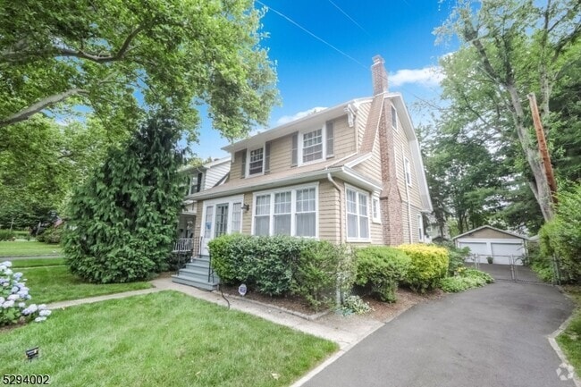 Building Photo - 85 Carteret St Rental