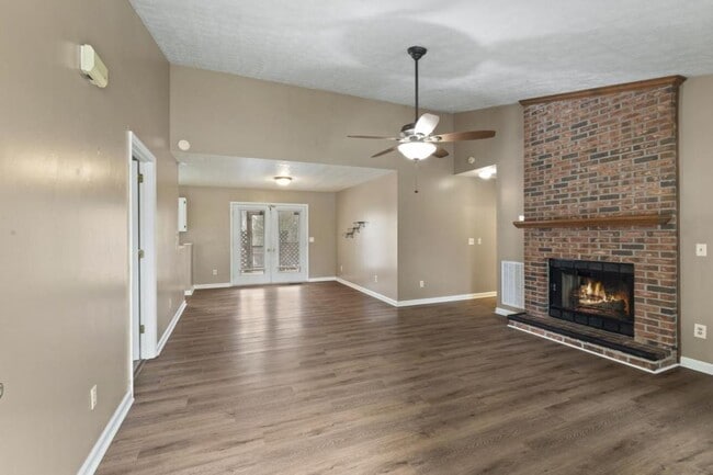 Photo - 709 Sandburg Pl