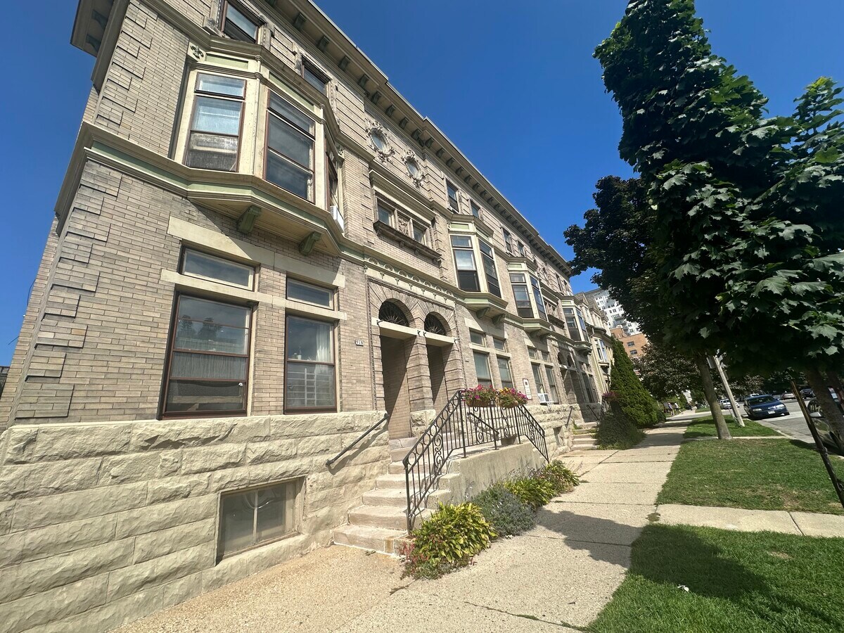 Photo - 918-24 Knapp