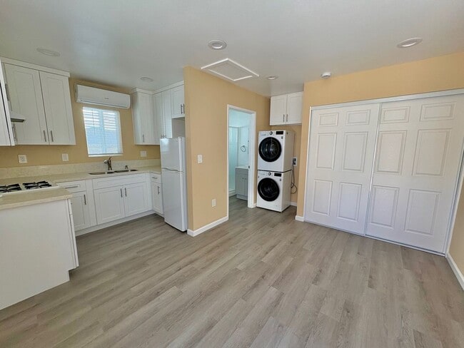 Building Photo - 12304 Birch Ave Unit 12304  "C" Rental