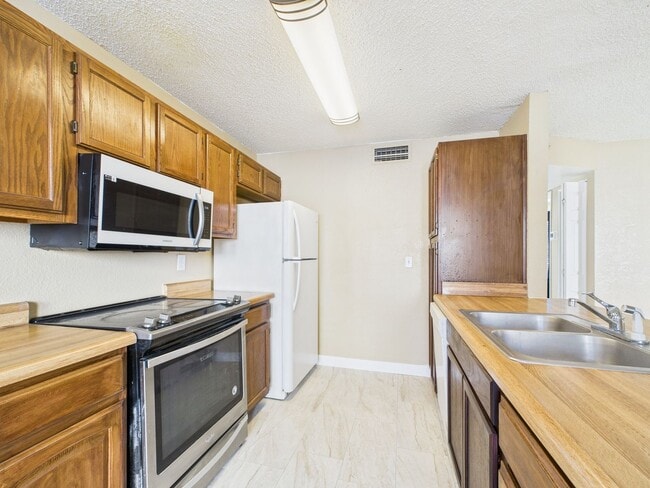 Photo - Peoria Ave. #140
