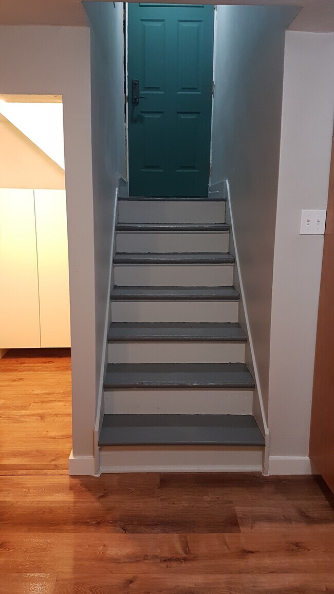 Entry - 407 B South 6th Street