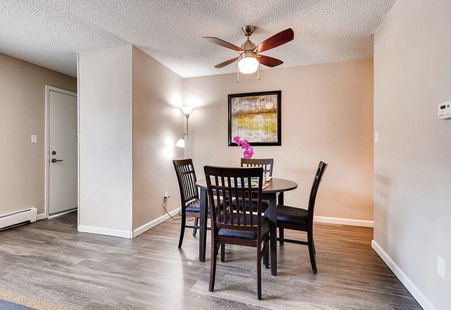 Dining room - Lakewood Crossing