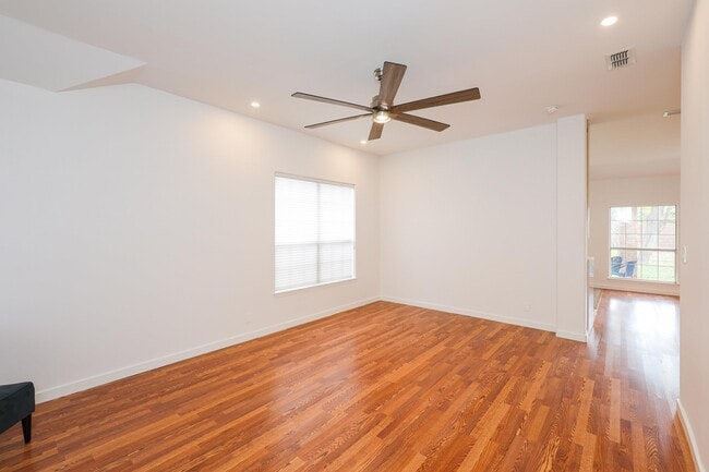 Photo - 215 Oriole Ln