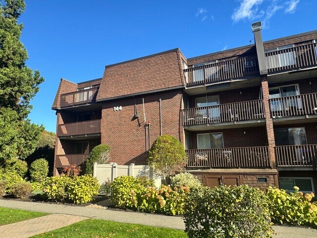 Building Photo - 144 Kenrick St Unit 12