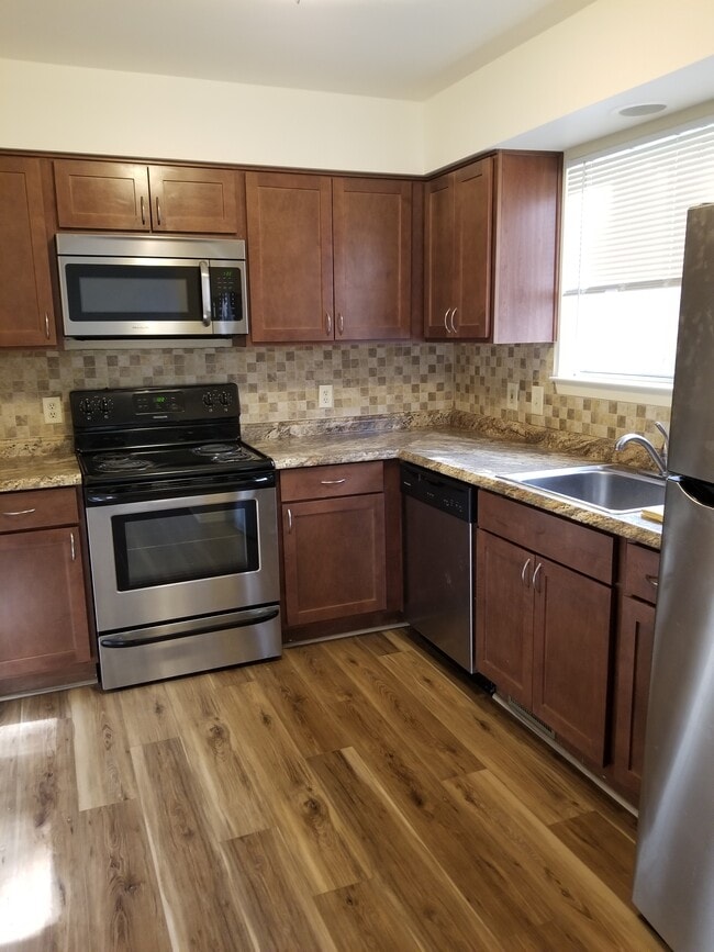 Photo - 995 Glengary Rd