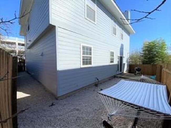 Photo - 609 W 37th St