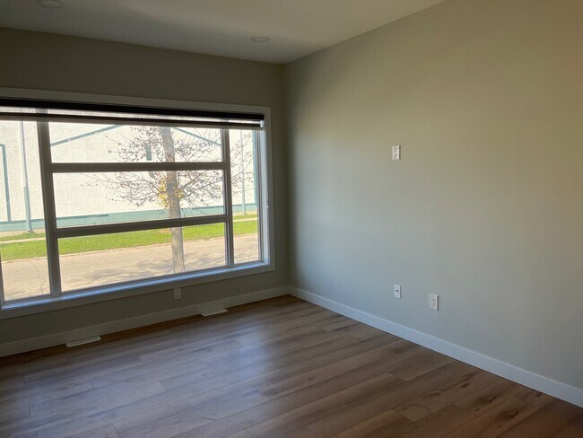 Photo - 720 Kylemore Ave