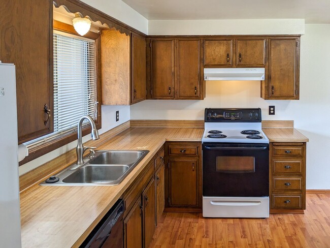 Photo - 1613 River Rock Dr NE