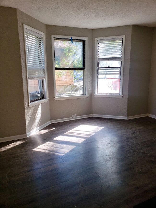 Photo - *** Bellevue * Lovely & Large 3 Bedroom House * Pet Friendly * Renovated & Spacious * Granite & S...