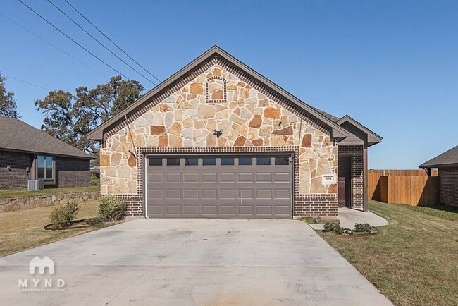 Building Photo - 359 E 9th St