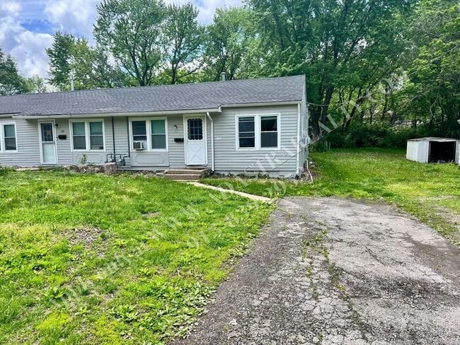 Building Photo - Cozy 2 Bed 1 Bath Duplex in OLATHE-Coming SOON!!