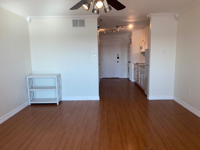 Photo - STUDIO CONDO WITH A MILLION DOLLAR LAKE VIEW Unidad 214