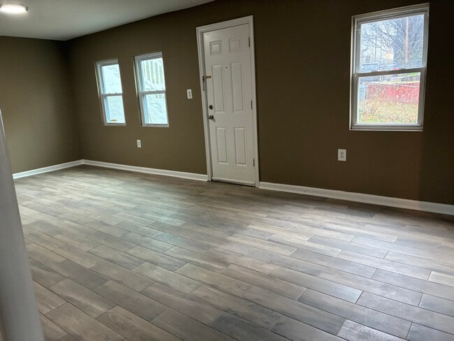 Photo - 574 49th Pl NE