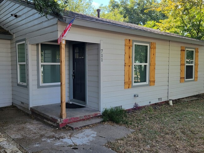 Building Photo - 711 Truman St