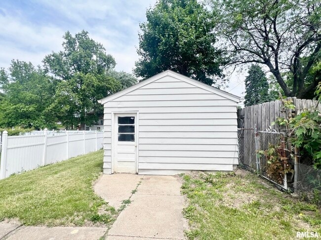 Photo - 811 E Lake Ave