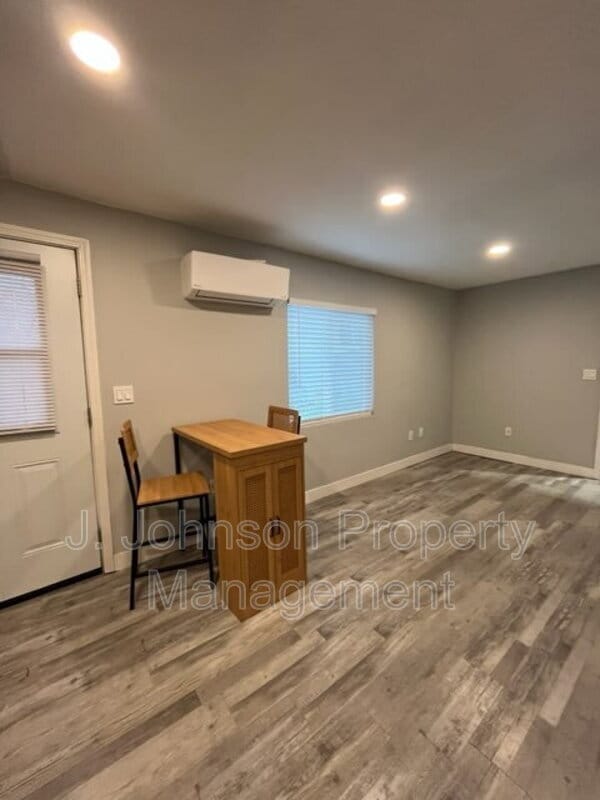 Photo - 320 W Whittier Ave