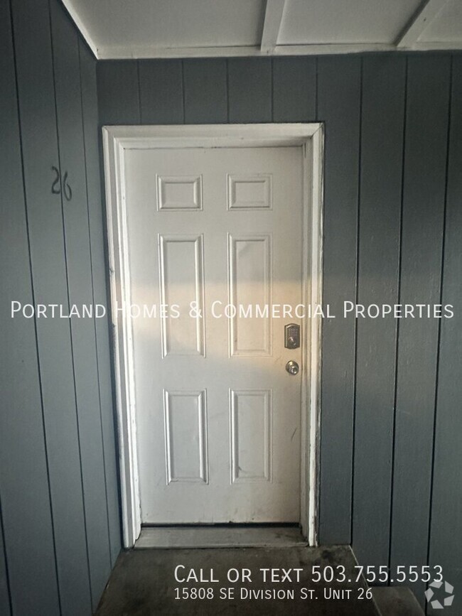 Building Photo - 2-Bedroom Apartment, Upstairs, Near Transp... Unit 26