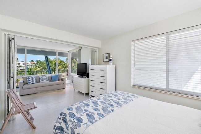 Building Photo - 1221 Hillsboro Mile Unit 25b Rental
